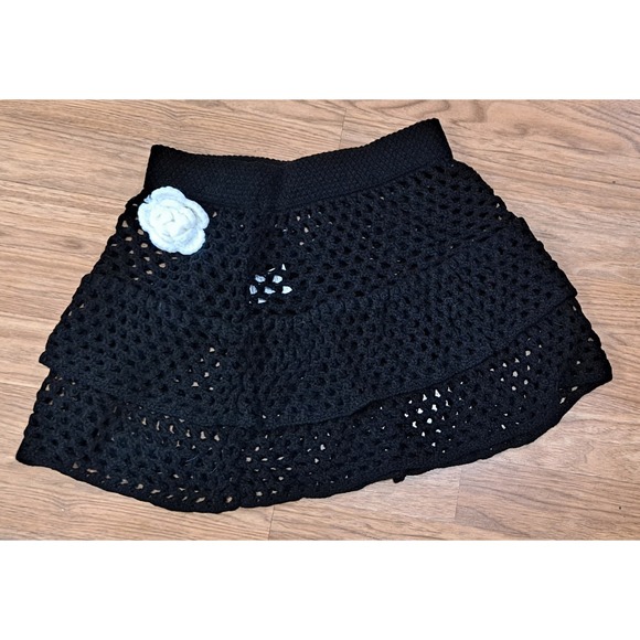M Black Crochet Mini Skirt Bikini Top Set With White Crochet Flowers - Picture 5 of 6